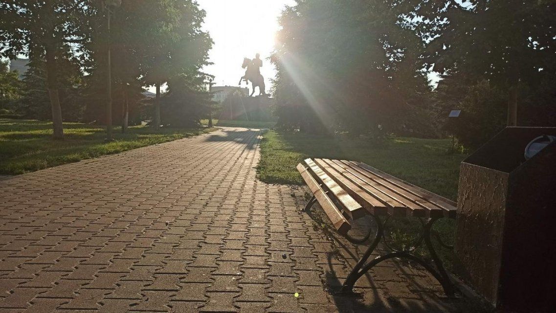 Орловчанин за свой счет обновил скамейки в сквере Ермолова