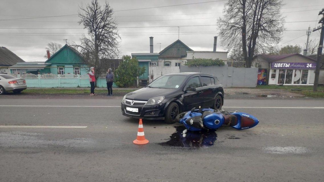 В Знаменке не поделили дорогу автомобилистка и мотоциклист