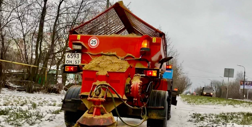 В Орле признали нехватку дворников для обработки скользких дорог. А "Спецавтобаза" приглашает на работу
