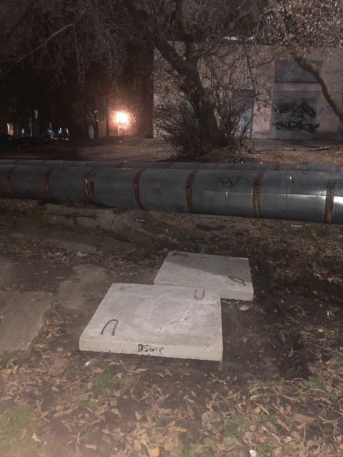 Коммунальщики закрыли опасные люки на улице Горького после нашей публикации