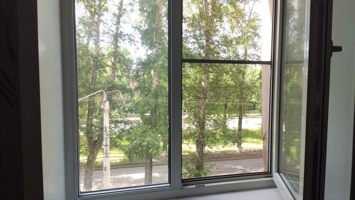 Прокуратура нашла опасные окна в 14 орловских школах