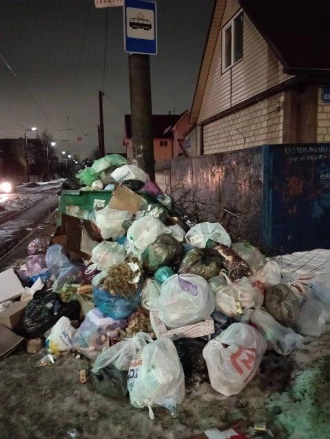 "Скоро трамваи будут ездить по мусору". Орловчанка прислала нам фотографии мусора, который вываливается на трамвайные рельсы