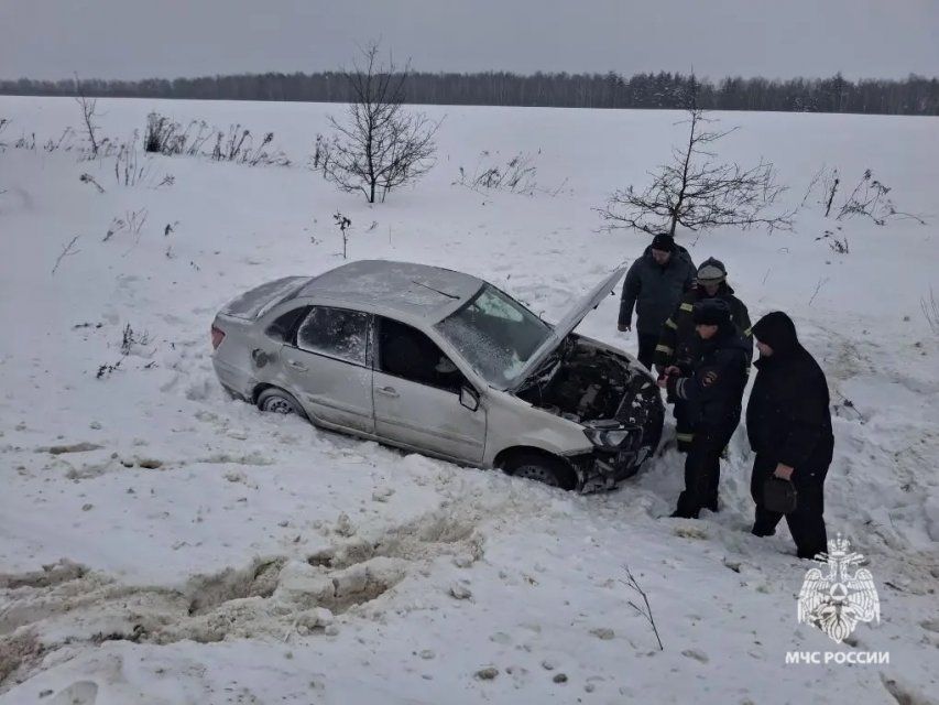 За прошедшие сутки пожарные и спасатели выезжали 13 раз