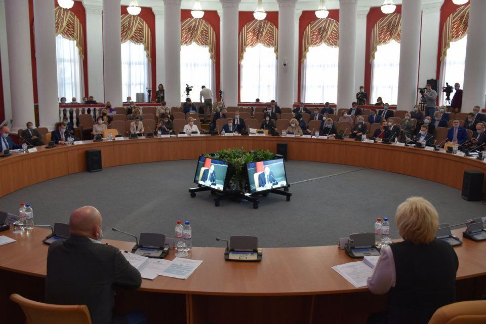 С дефицитом в полмиллиарда рублей орловские парламентарии утвердили главный финансовый документ на 2022 год. Какие еще вопросы подняли депутаты облсовета на очередной сессии?