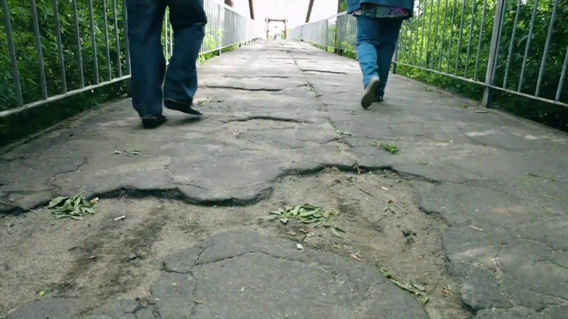 Видео: орловчанка пригласила Клычкова на ночную прогулку по убитому мосту