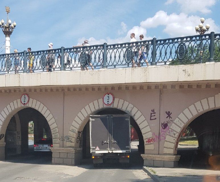 После установки знаков орловские водители вновь пытаются покорить «мост глупости»