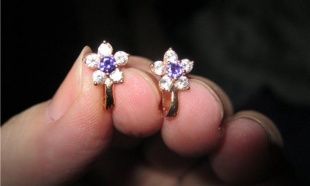 Две 14-летние девушки украли серьги у жительницы Должанского района