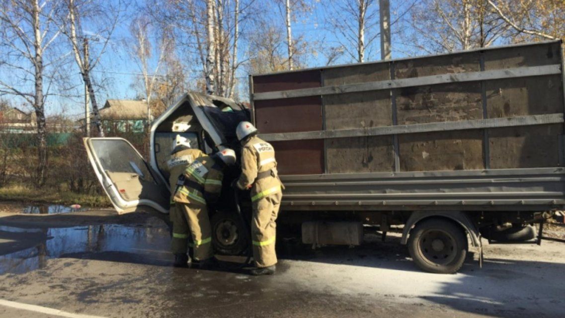 Во Мценске тушили моторный отсек грузовика