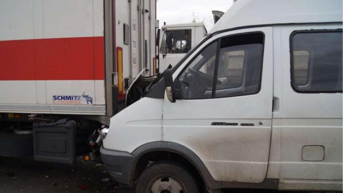 На орловской трассе микроавтобус «догнал» грузовик MAN