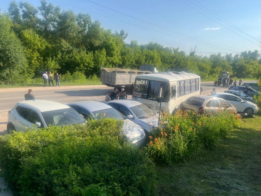Под Орлом после столкновения с трактором автобус протаранил несколько легковушек