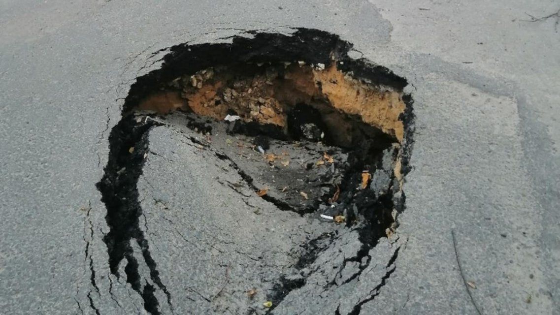 Фотофакт: в самом центре Орла провалился асфальт