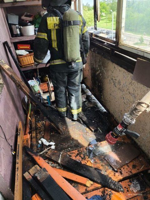 В Орле пожарные оперативно ликвидировали возгорание на балконе