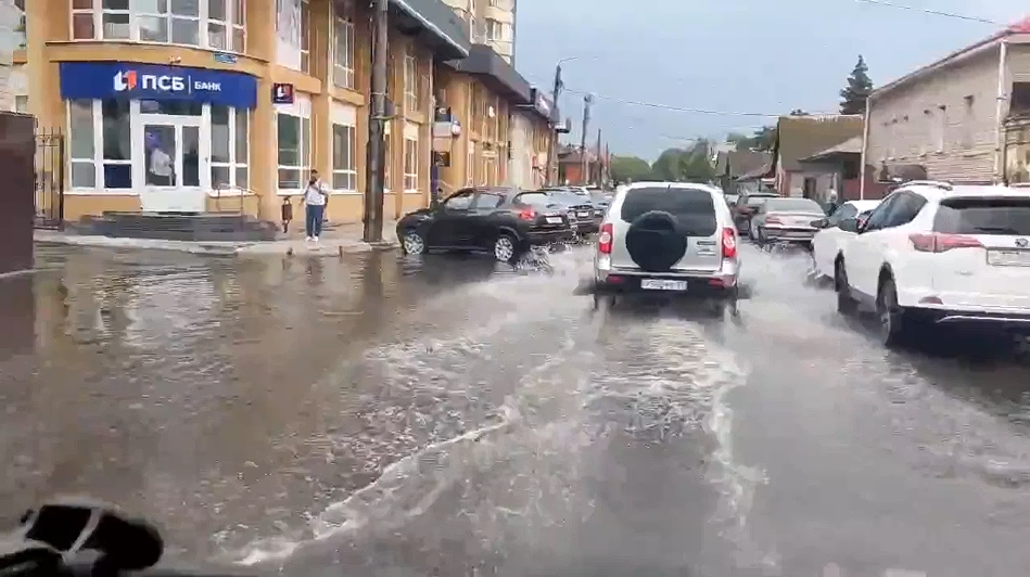 После сильного дождя в Орле «утонула» улица