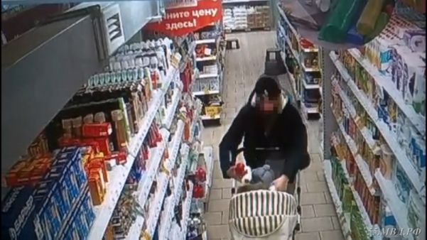 В Орле семейная пара из магазина в детской коляске пыталась вывезти товары, не оплатив их