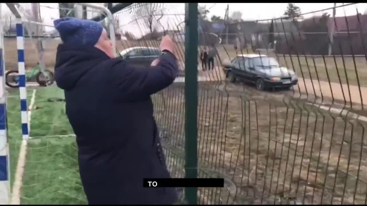 «Беда не приходит одна». В д. Леженки проблемы с дорогой привлекли и затопление детской и спортивной площадок