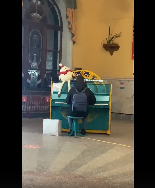 На орловском вокзале парень сыграл на фортепиано и взорвал соцсети