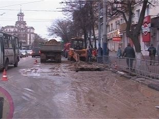 В районе кафе "Сказка" прорыв водопровода парализовал движение