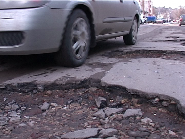 Дорожный беспредел: весна обнажает все недоработки властей