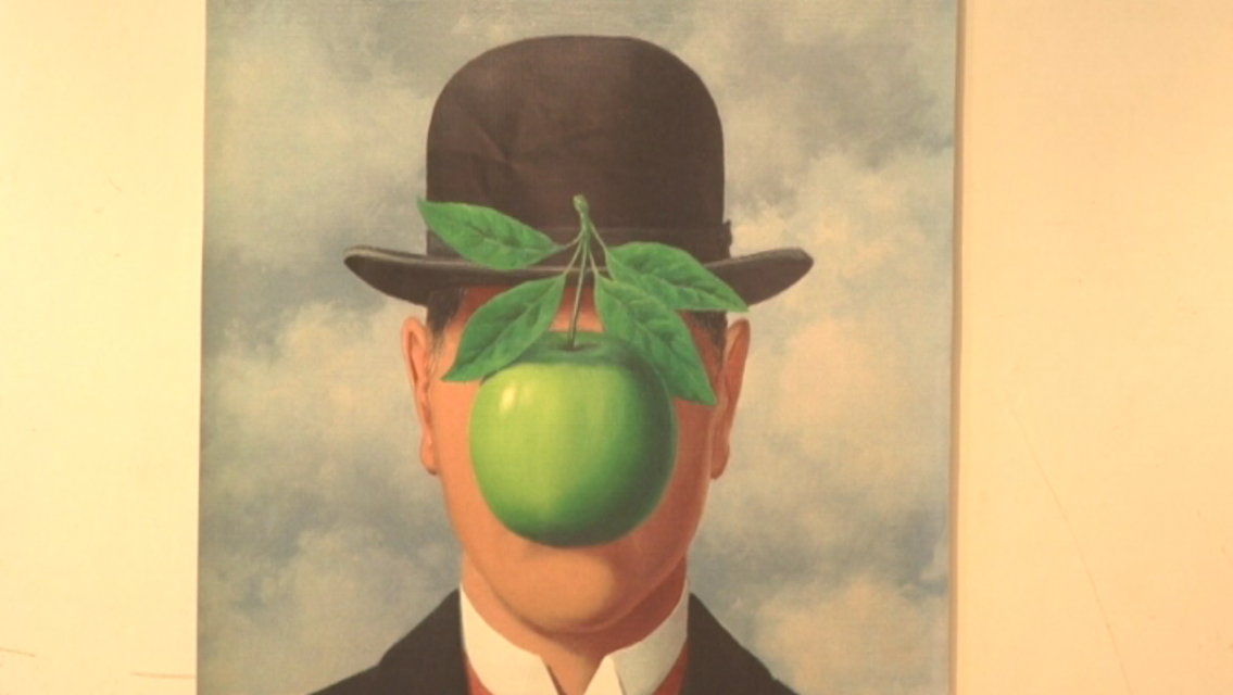 Бельгийский художник Рене Магритт заставляет теряться: багеты вместо облаков, трубка с подписью «не трубка», человек с яблоком вместо лица