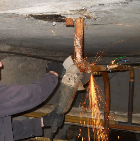 В Орле двое мужчин с поличным попались на краже труб из подвала многоквартирного дома
