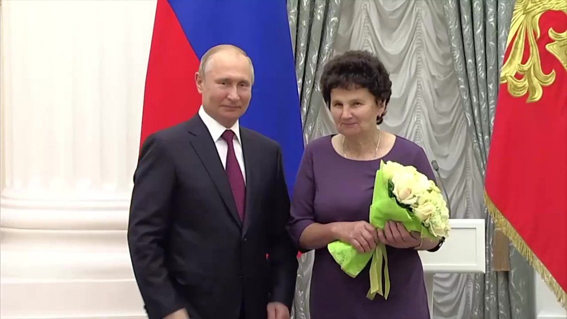 В Кремле Путин наградил доярку из Орловской области орденом Дружбы