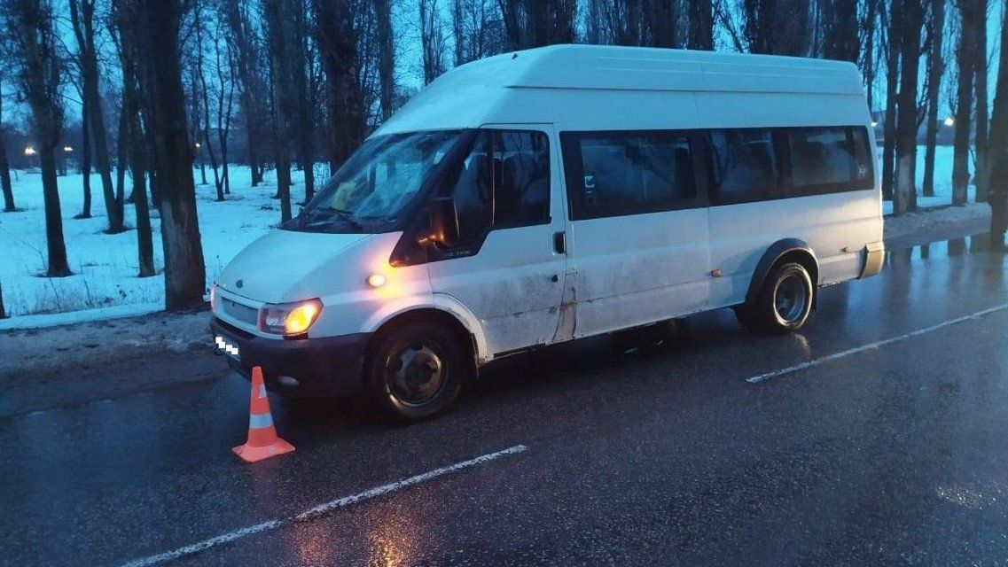 По проезжей части: в Ливнах пешеход попал под колеса микроавтобуса