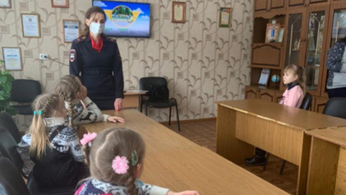 Орловские полицейские рассказали детям об опасностях перехода дороги в наушниках 