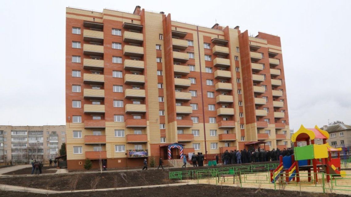 В Орле министр внутренних дел вручил ключи от новых квартир полицейским