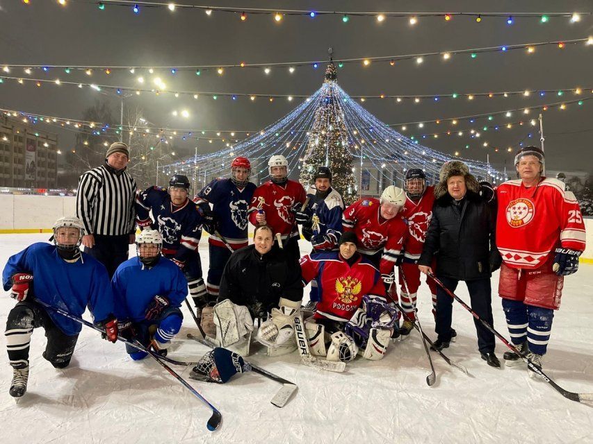 Вместо лопаты — клюшка. Губернатор и его подчиненные решили забыть о «снежных» проблемах города и сыграли в хоккей