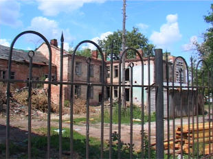 Дом на Гостиной, 1 не памятник архитектуры?