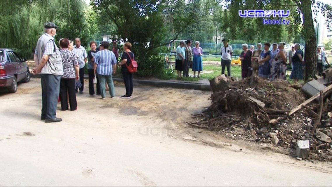 Утомительный ремонт двора заставил орловчан поднять бунт и сподвиг на творчество