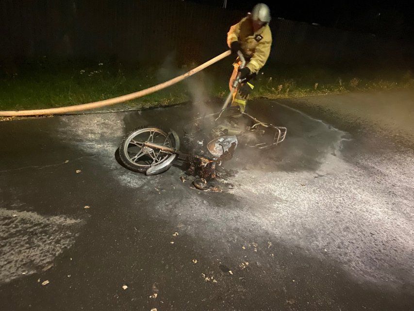 В Глазуновке поздним вечером полыхал мопед