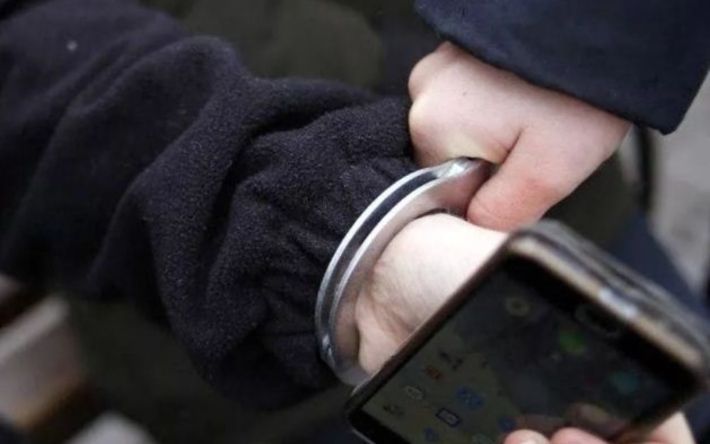 В Урицком районе парень во время отдыха с приятелями украл у них гаджет и деньги