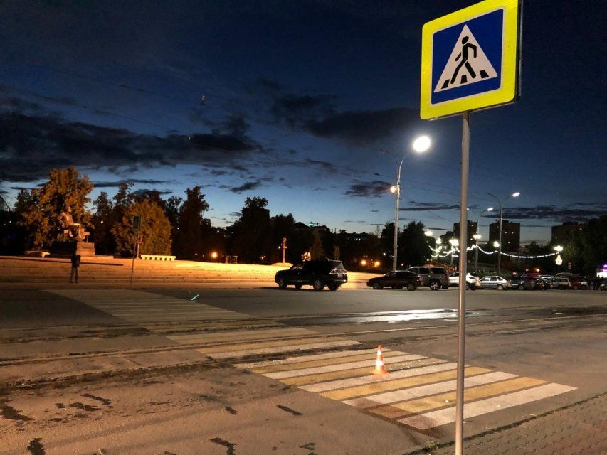 На новом пешеходном переходе в центре Орла девушка угодила под колеса авто