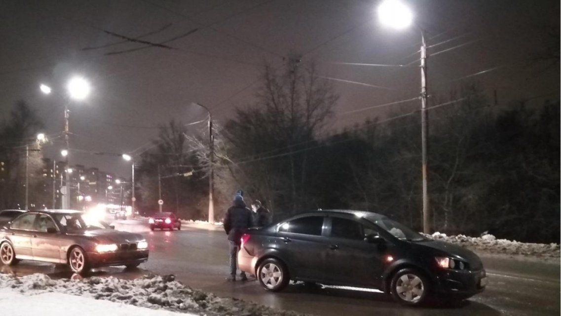 Две иномарки не поделили ул. Рощинскую в Орле: есть пострадавший