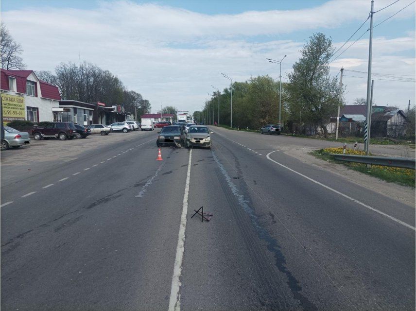 В Орле на Карачевском шоссе не разъехались два автомобиля. Есть пострадавший