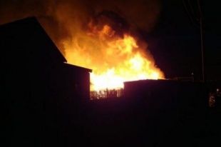 Из-за непотушенной сигареты в Ливенском районе полыхала хозпостройка 