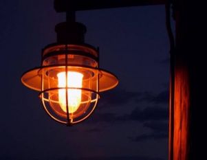 Сутки напролет горят лампы на столбах 