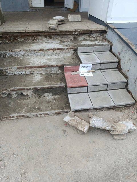 ЗАГС Мценска ремонтирует ступени своими силами 