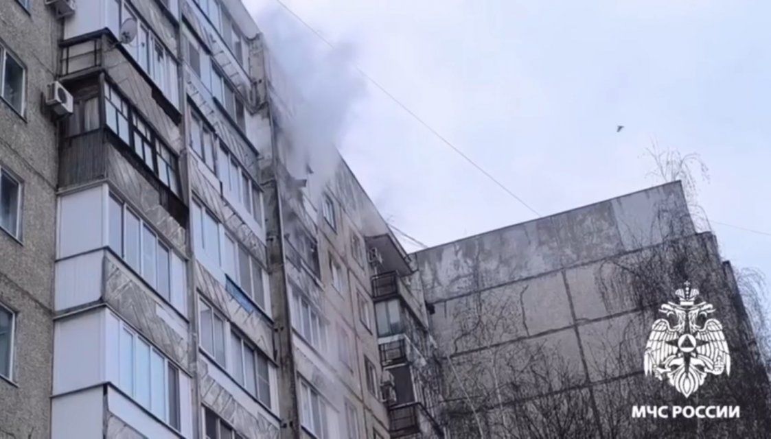 Сотрудники МЧС России спасли 4 человека на пожаре в Орле 