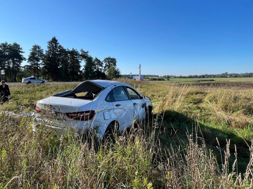 Двое взрослых и годовалый ребенок пострадали при опрокидывании легковушки под Орлом