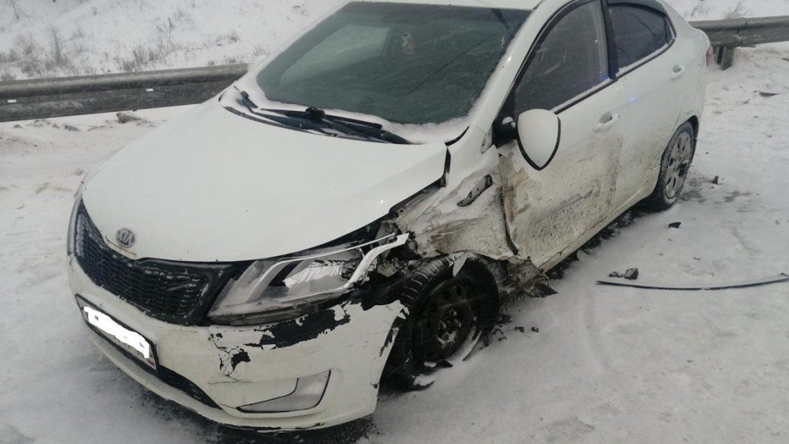 На орловской заснеженной трассе не разъехались две иномарки