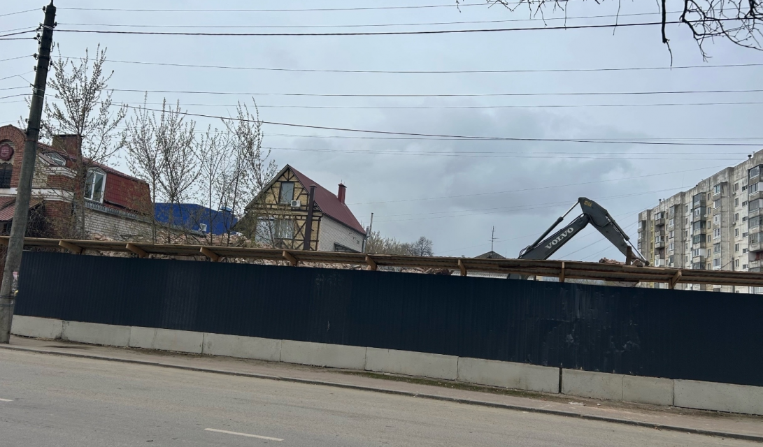 В Орле снесли старинный дом купцов Толстопятовых на улице 1-я Посадская, 35