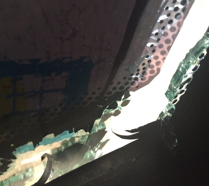 Фотофакт: орловчан перевозит маршрутка с разбитым стеклом, приклеенным скотчем