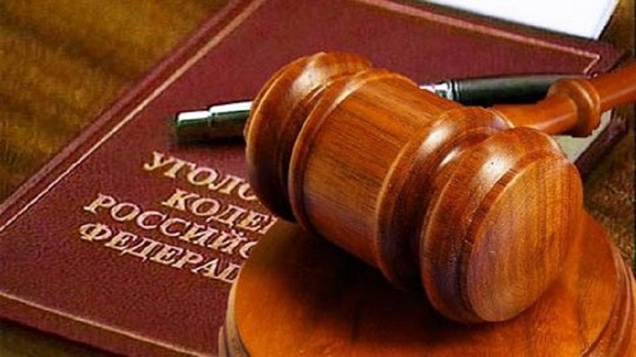 Двое парней сняли детали с комбайна, который стоял в поле в Покровском районе