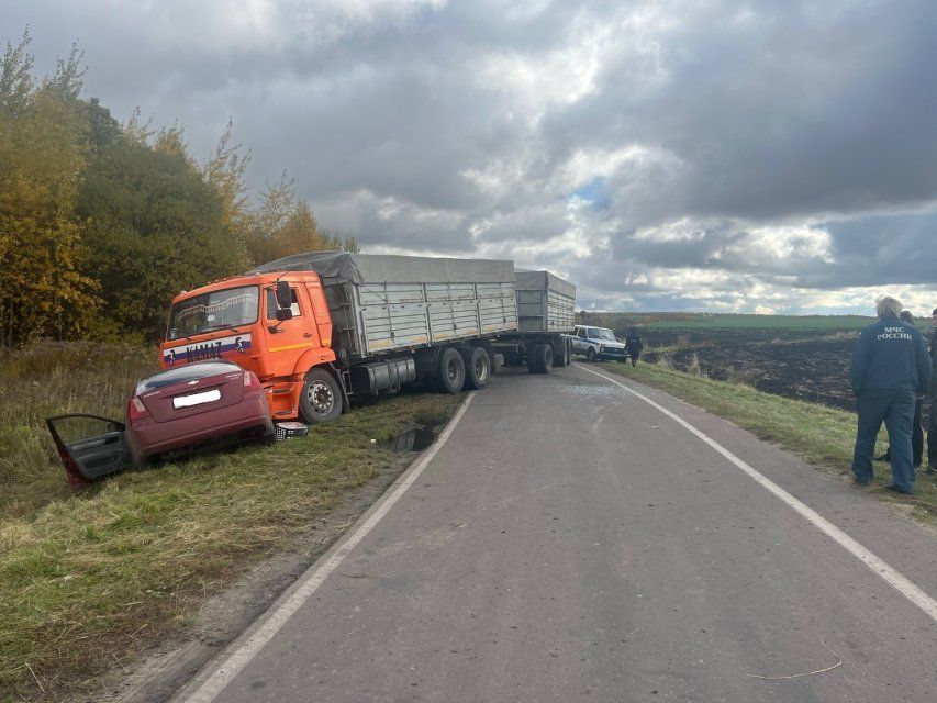 Под Орлом автоледи попала в больницу после аварии с КамАЗом
