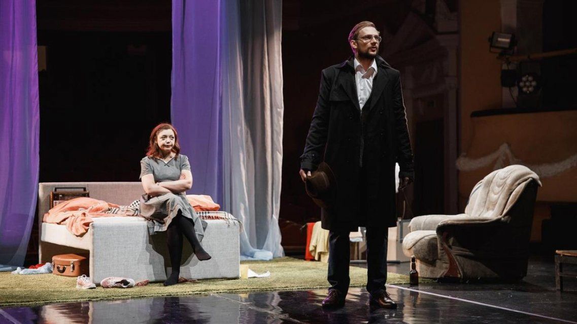 Пьеса о мужчине и женщине: «Двое на качелях» вновь на орловской сцене