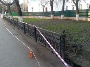 У Дворца пионеров снимают чугунный забор