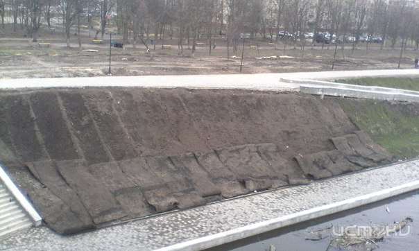 На орловской набережной сдуло газон