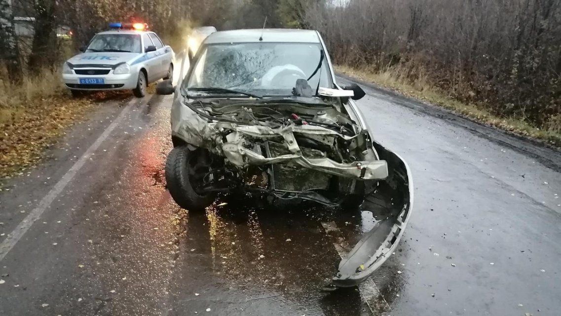 Под Орлом водитель «Рено» вылетел в лоб «Инфинити»